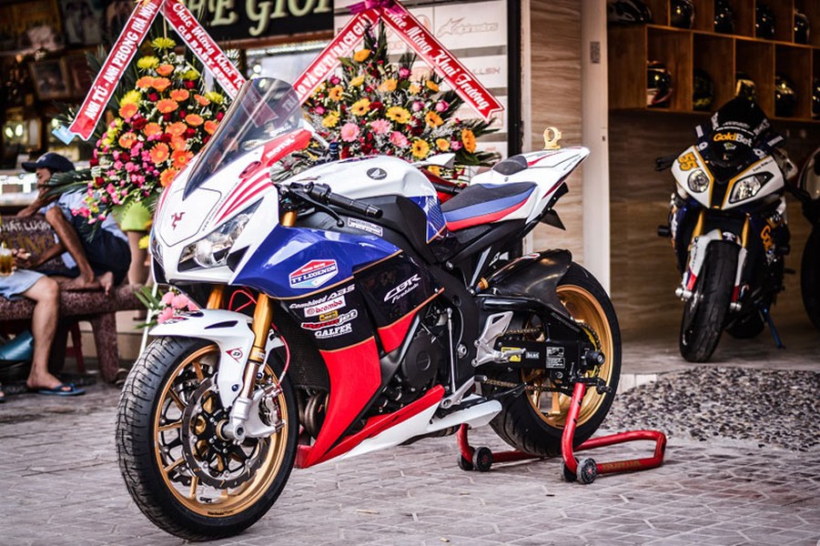  Chiếc CBR1000 Fireblade 2012 độ dàn áo Isle of Man thuộc sở hữu của một thành viên trong đội mô tô Baby Speed Long Xuyên.